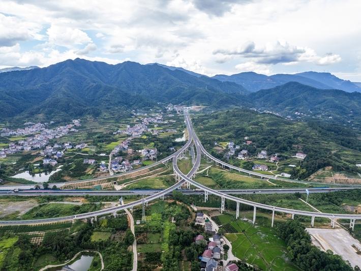 拍照不慎失足坠入山崖石头缝隙